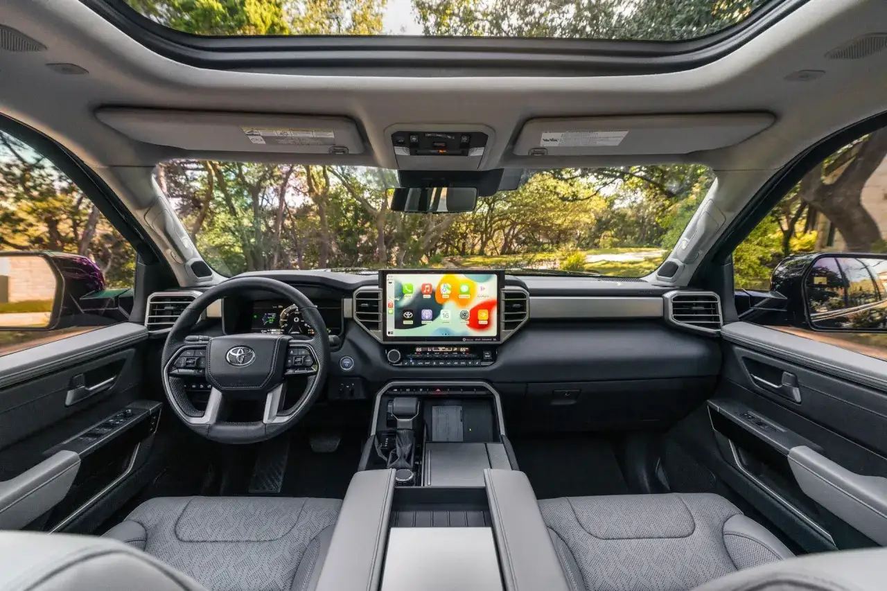 Wnętrze Toyoty Sequoia z dużym ekranem multimedialnym i panoramicznym dachem.