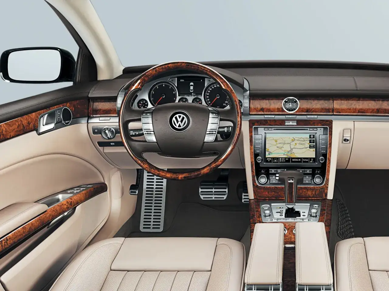 Wnętrze luksusowego VW Phaeton W12 z drewnianymi wstawkami i skórzaną tapicerką.