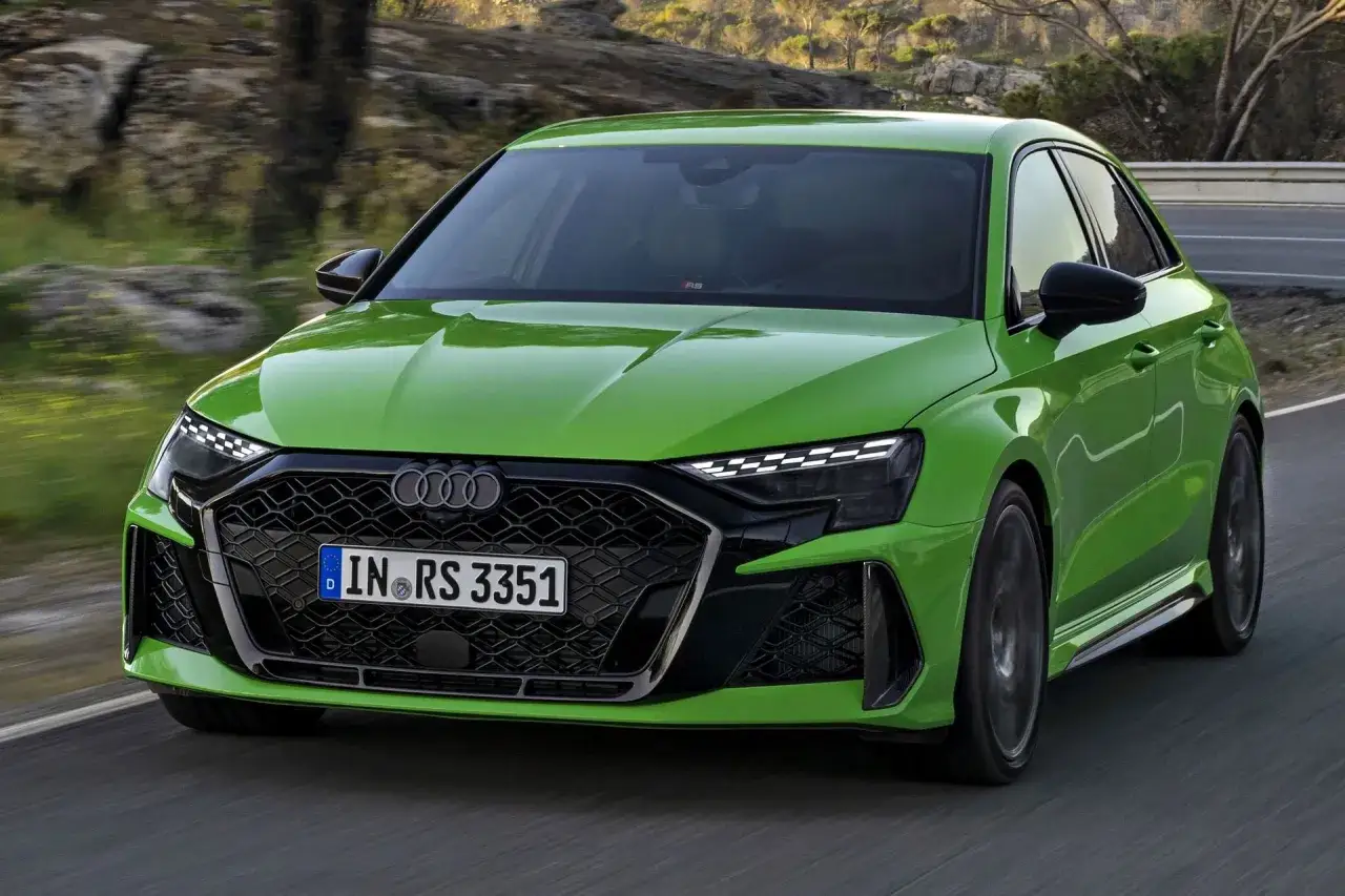 Jaskrawozielone Audi RS3 na drodze. Sprawdź atrakcyjną audi rs3 cena i poczuj moc.