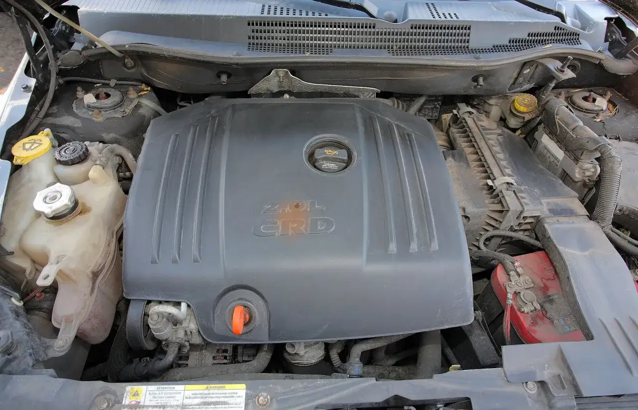 Silnik 2.0L CRD w Dodge Caliber. Opinie o tym silniku są różne, ale jego budowa jest widoczna.