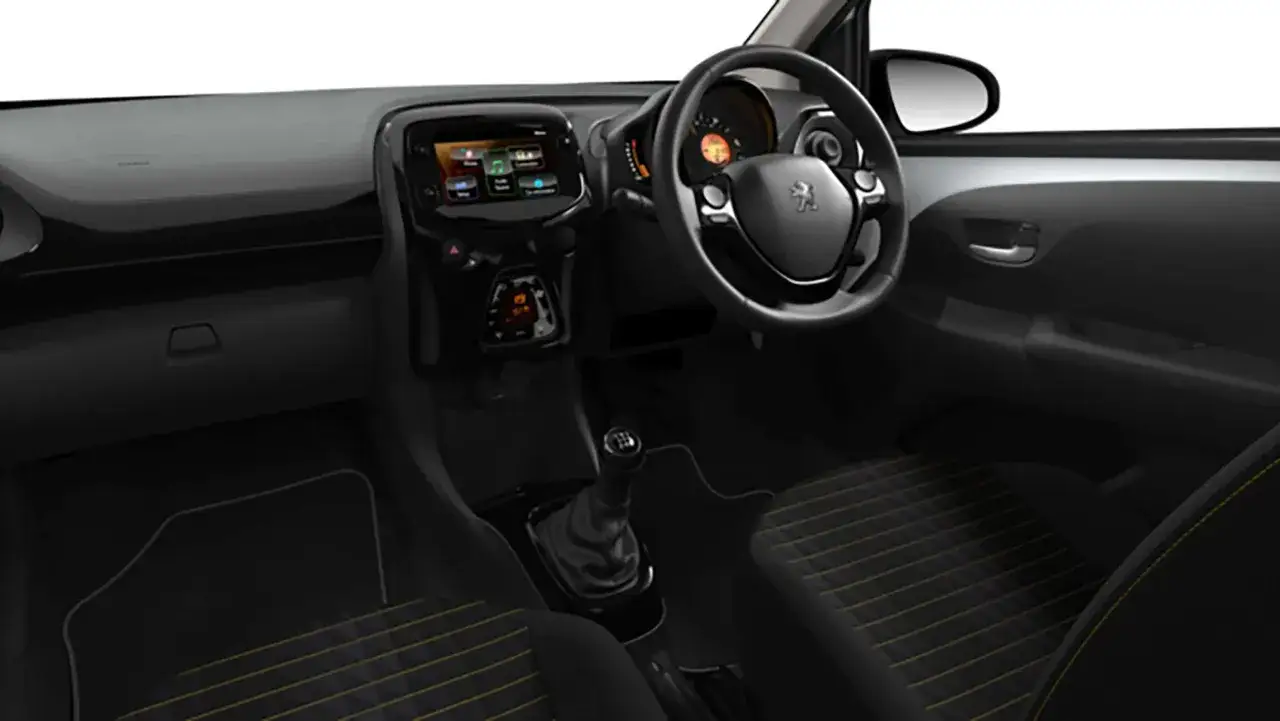 Wnętrze Peugeot 108 z ekranem dotykowym, kierownicą i siedzeniami w czarno-żółte pasy.