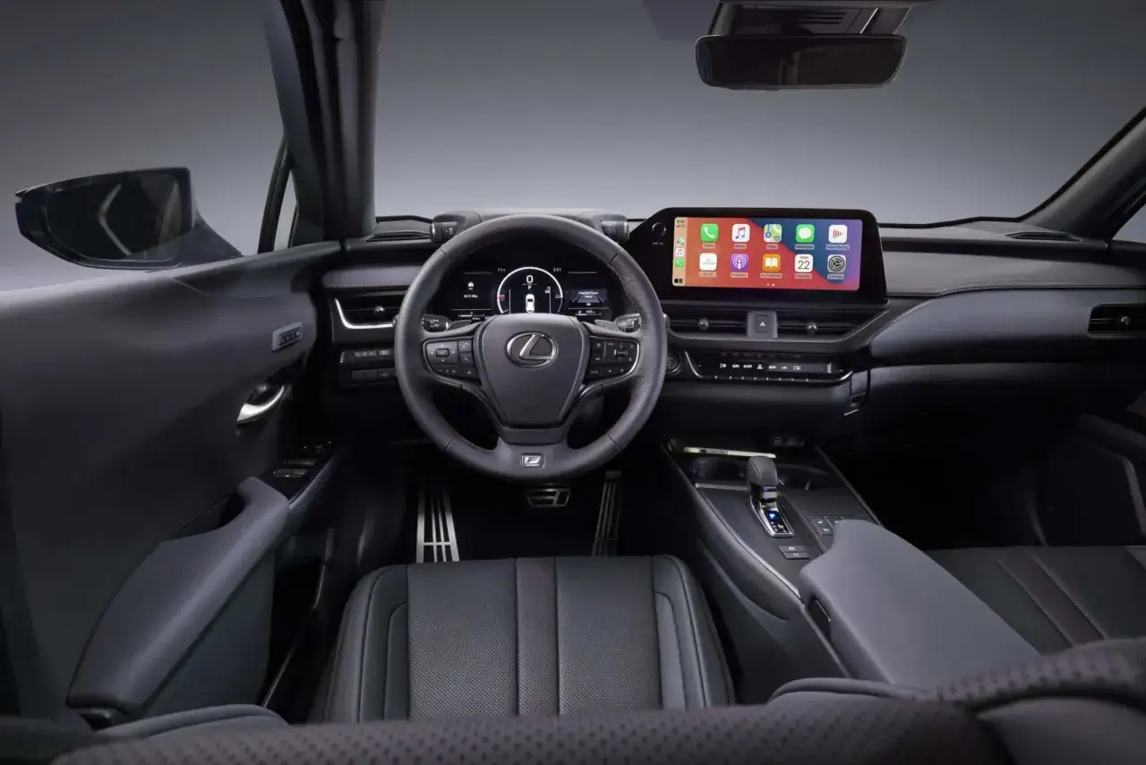 Wnętrze Lexus 300h z ekranem multimedialnym, kierownicą i fotelami.