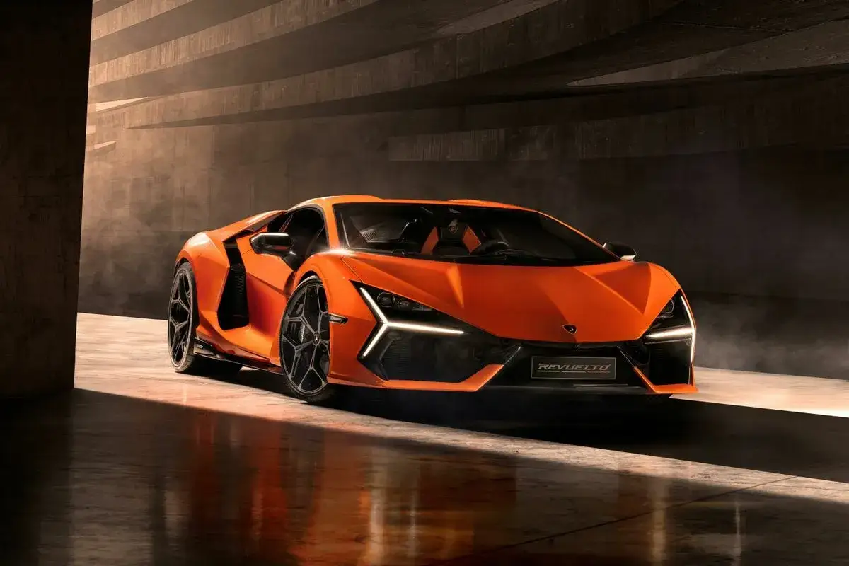 Pomarańczowy Lamborghini Revuelto w garażu. Sprawdź jego niesamowitą lamborghini revuelto cena.