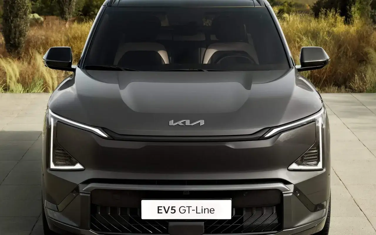 Przód stylowego Kia EV5 GT-Line z charakterystycznymi światłami LED i logo marki.