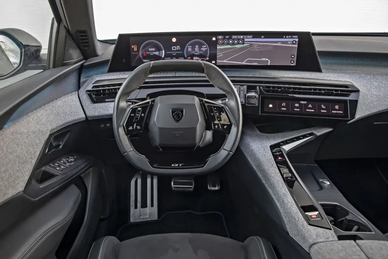 Wnętrze Peugeota 3008 z nowoczesnym panelem cyfrowym i ekranem nawigacji. Sprawdź aktualną peugeot 3008 cena.