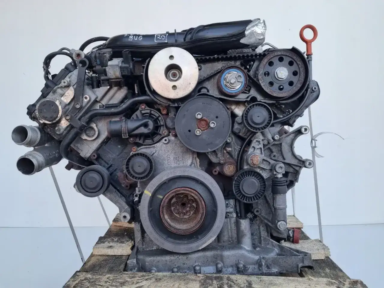 Silnik 3.0 TDI do Audi Q7, widok z przodu, z paskiem rozrządu i kołami pasowymi.