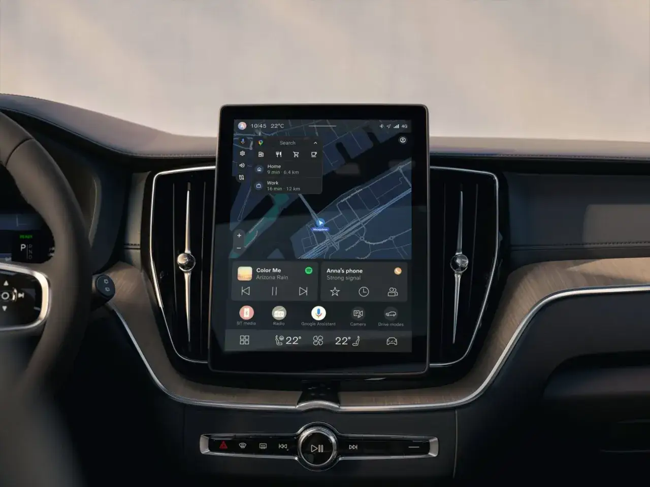 Wnętrze Volvo XC60 2025 z ekranem nawigacji pokazującym trasę do pracy.