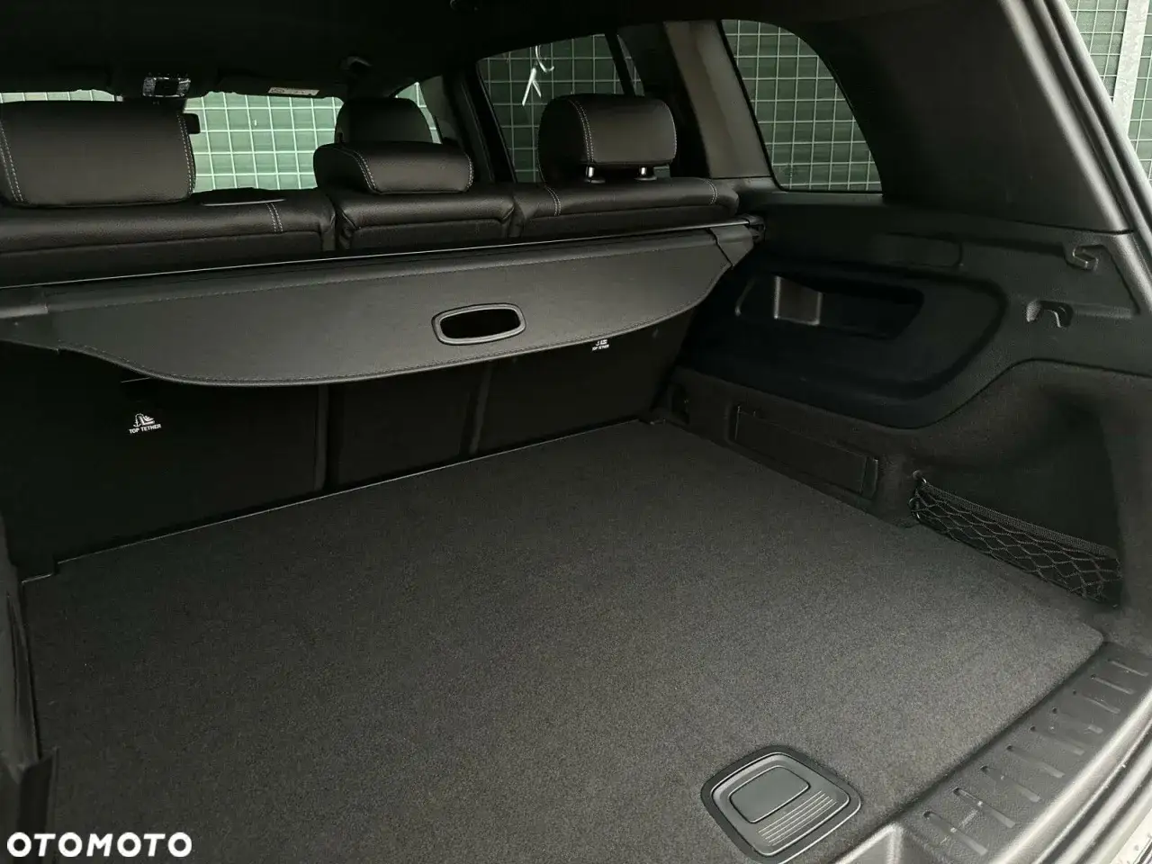 Bagażnik Mercedesa GLB 200, czarny, z roletą i siatką. Gotowy na podróż!
