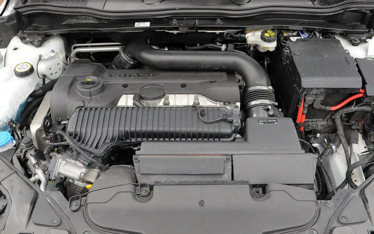 Silnik Volvo V40 D3 z widocznym filtrem powietrza i elementami układu dolotowego.