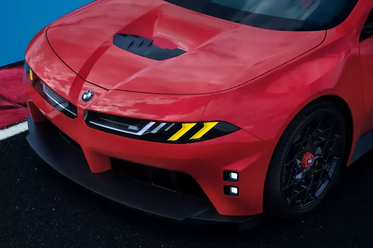 Czerwone BMW M9 z agresywnym przednim zderzakiem i ostrymi światłami.