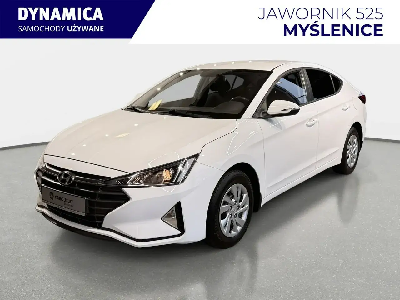 Biały Hyundai Elantra 2023, gotowy na nowe przygody. Elegancki sedan z dynamicznym przodem.