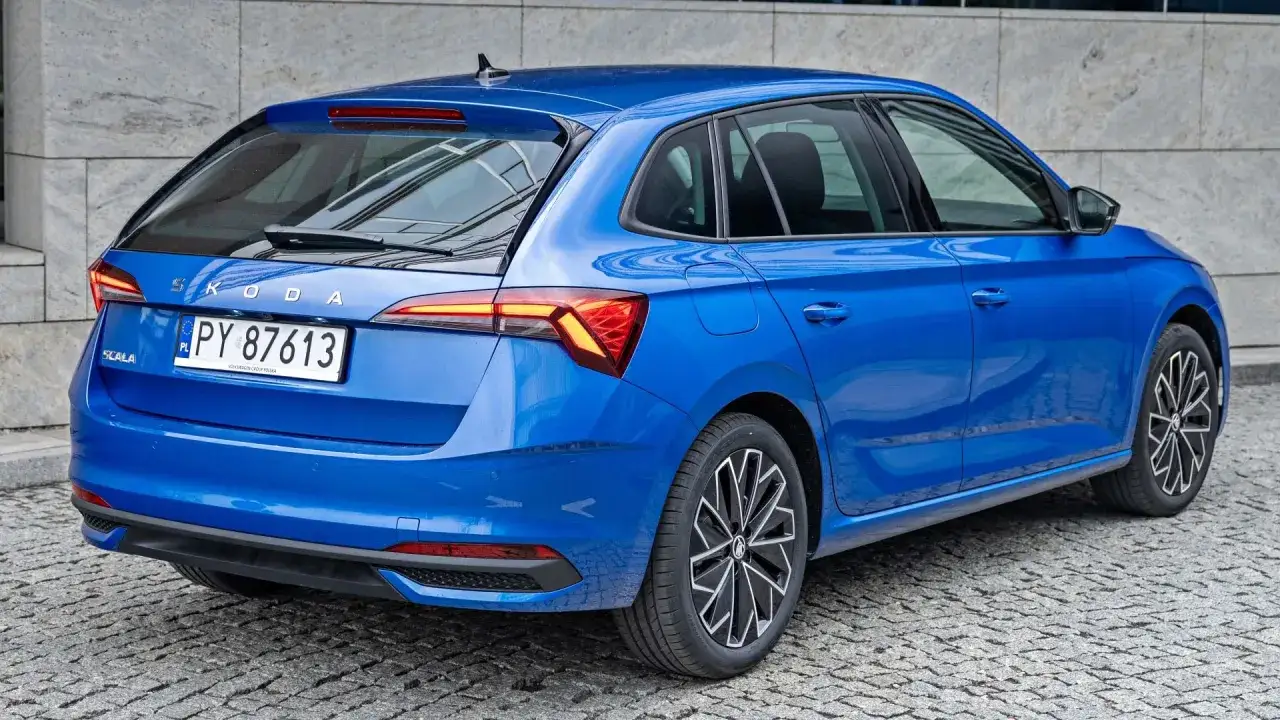 Niebieska Skoda Scala z tyłu, z widocznym napisem 