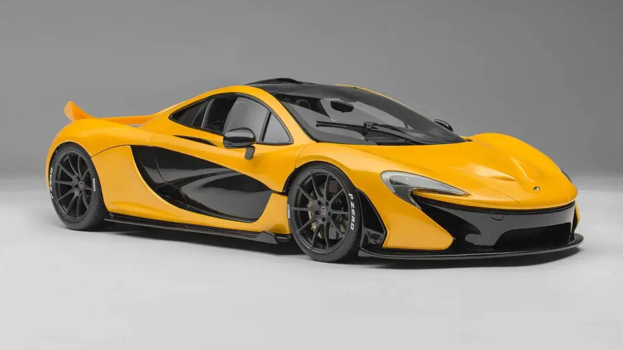 Żółty McLaren P1 z czarnymi akcentami. Marzenie o osiągach i luksusie, którego mclaren p1 cena jest wysoka.