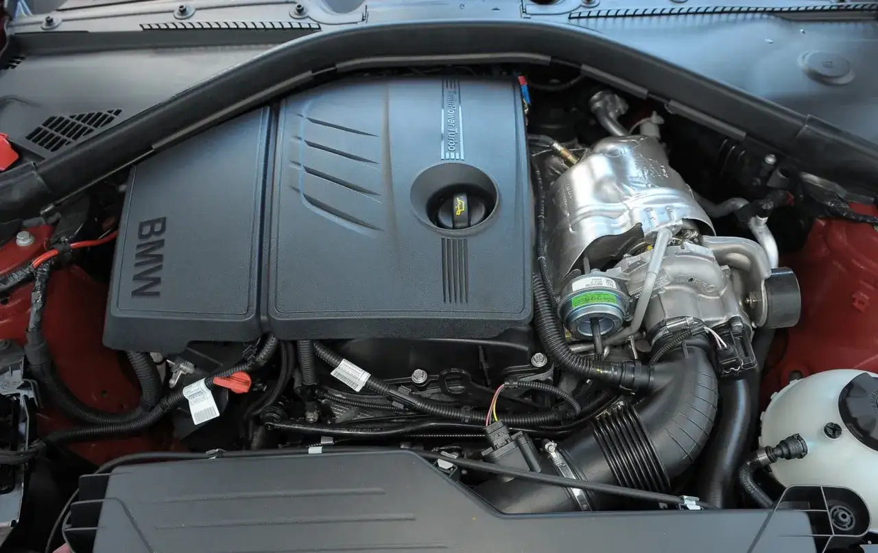 Silnik BMW 116i z turbosprężarką TwinPower Turbo.