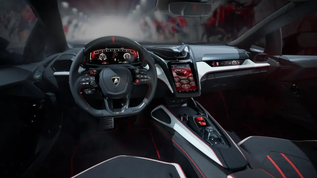 Wnętrze Lamborghini Revuelto: cyfrowe zegary, ekran dotykowy, sportowa kierownica i czerwone akcenty.