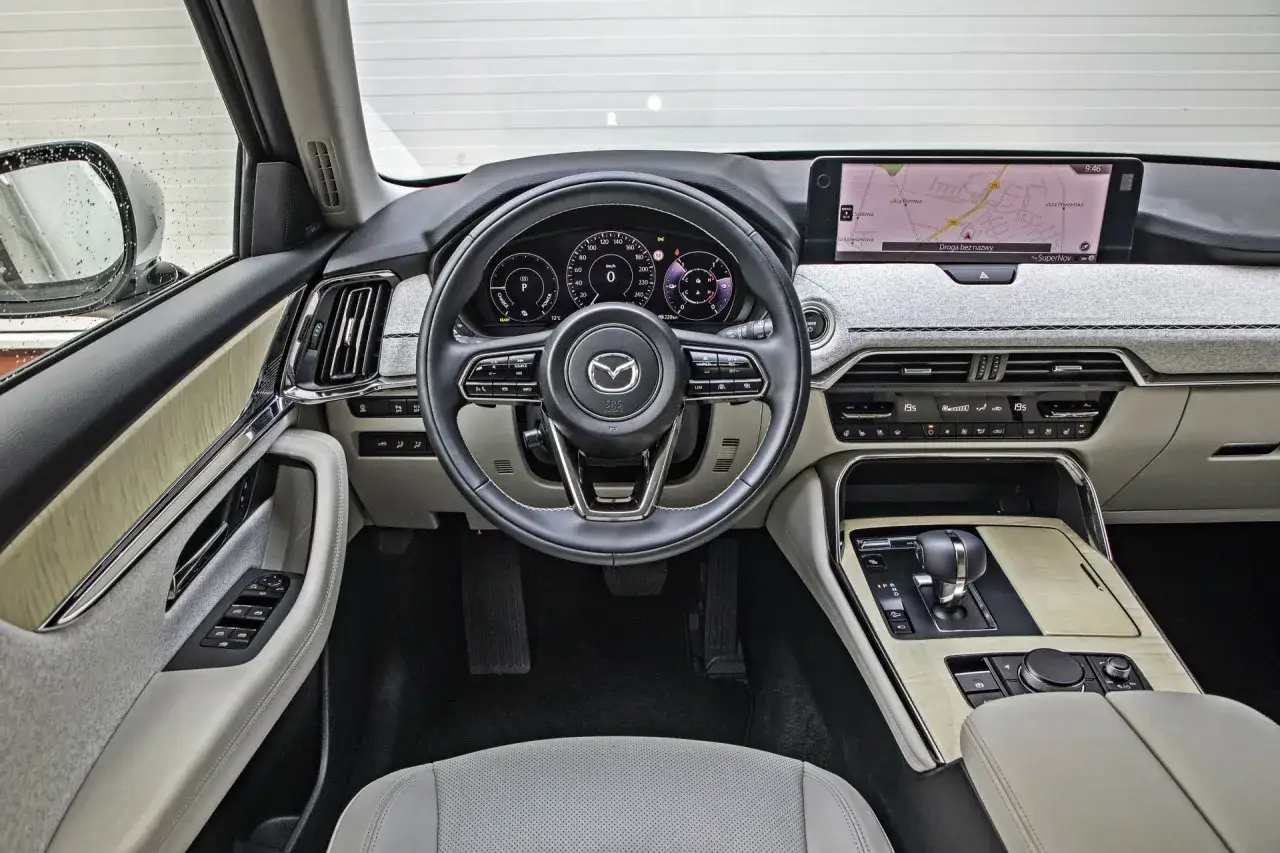 Wnętrze Mazdy CX-60 z nowoczesnym kokpitem i nawigacją. Sprawdź atrakcyjną mazda cx 60 cena.