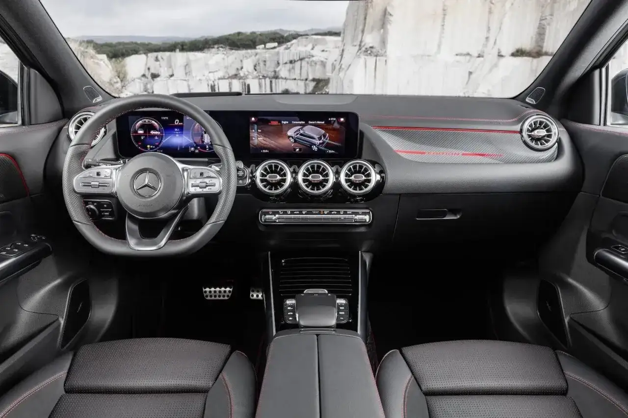 Wnętrze Mercedes GLA 200 z cyfrowymi zegarami, ekranem multimediów i sportowymi detalami.